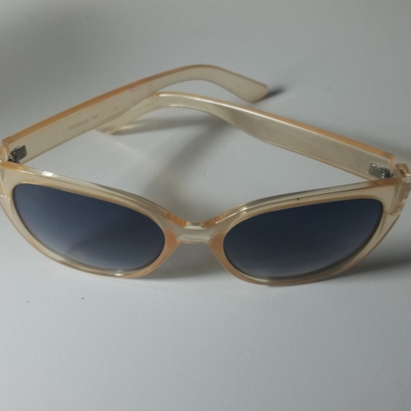 Fashion Sunglasses, light colored frames - Picture 5 of 6